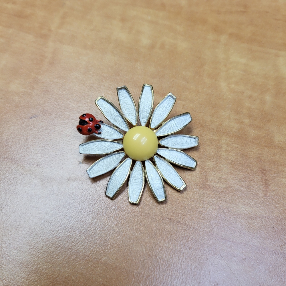Daisy Flower Brooch with Ladybug